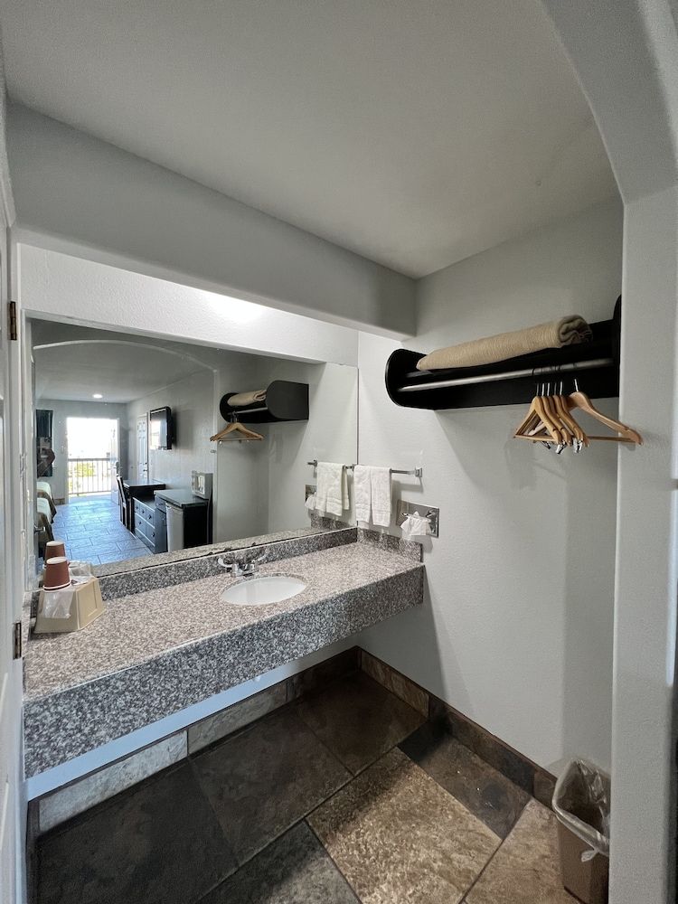 Texas Inn La Feria Basic Room, 1 King Bed, Non Smoking 12