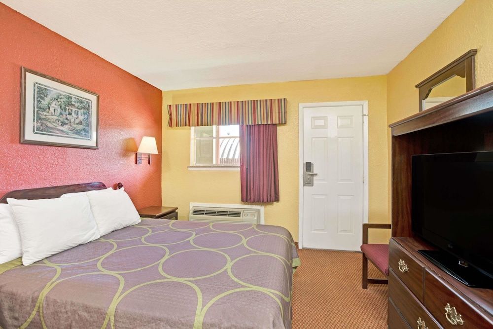 Standard Room, 1 Queen Bed