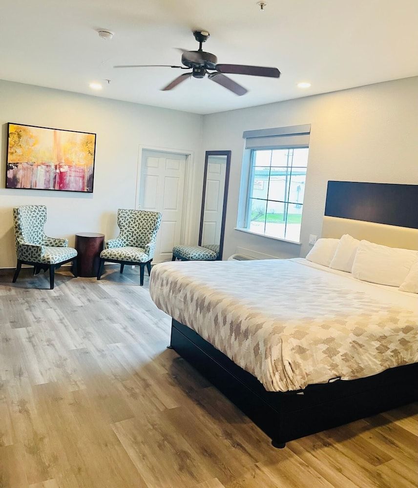 Room, 1 King Bed, Roll-in Shower, Non Smoking