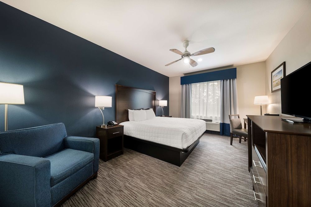 Best Western Plus Lake Dallas Inn & Suites Standard Room, 1 King Bed, Accessible, Bathtub 5