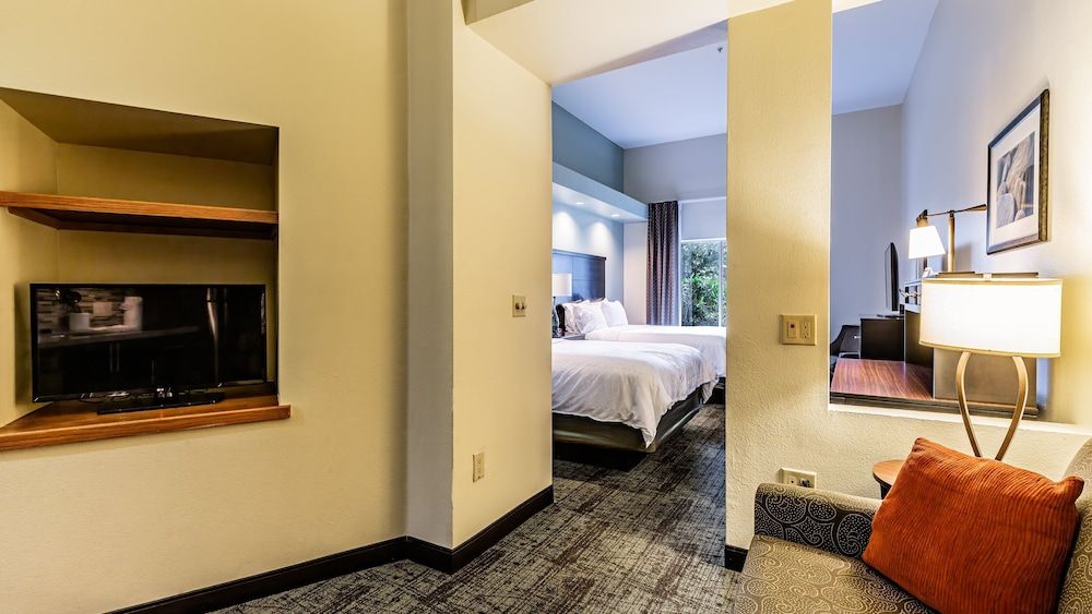 Studio Suite, 2 Queen Beds, Kitchen (Dining Area)