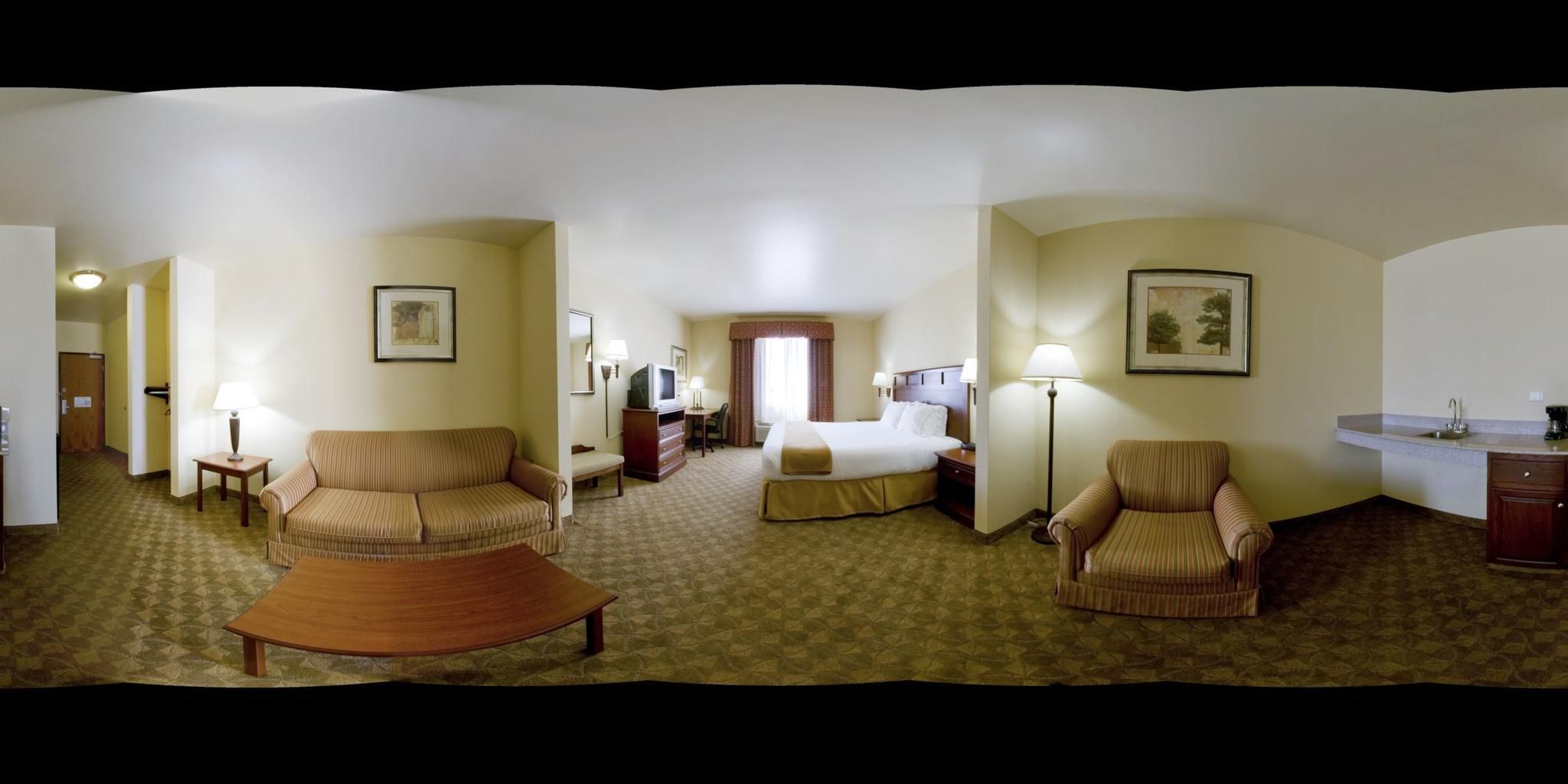 1 King Bed Suite Extra Floor Space
