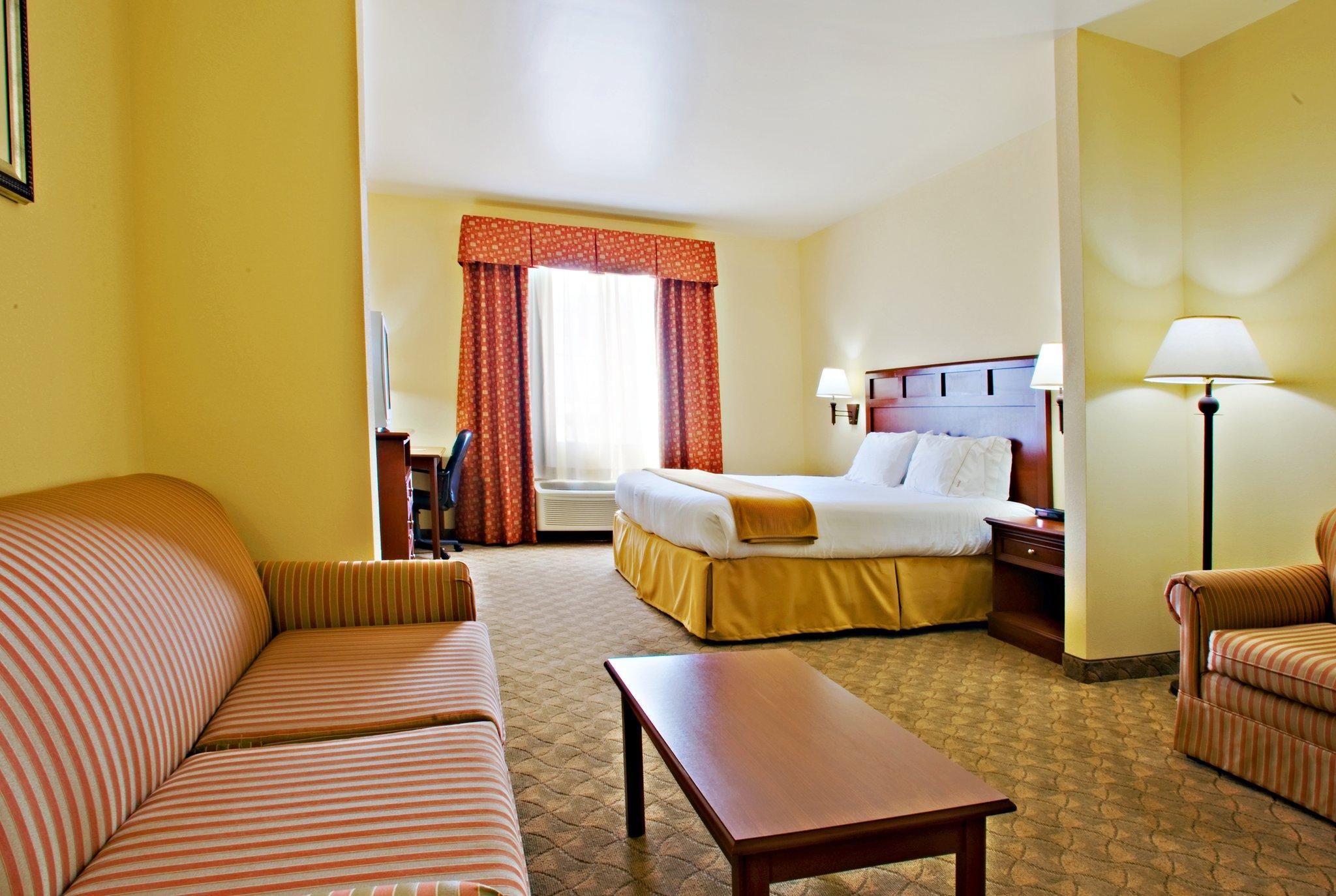 1 King Bed Suite Extra Floor Space