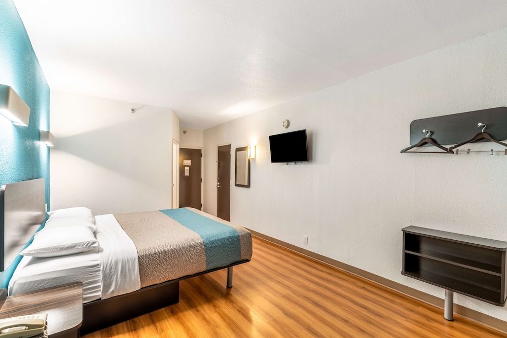 Motel 6 Lewisville, TX - Medical City Standard Room, 1 King Bed, Non Smoking 3