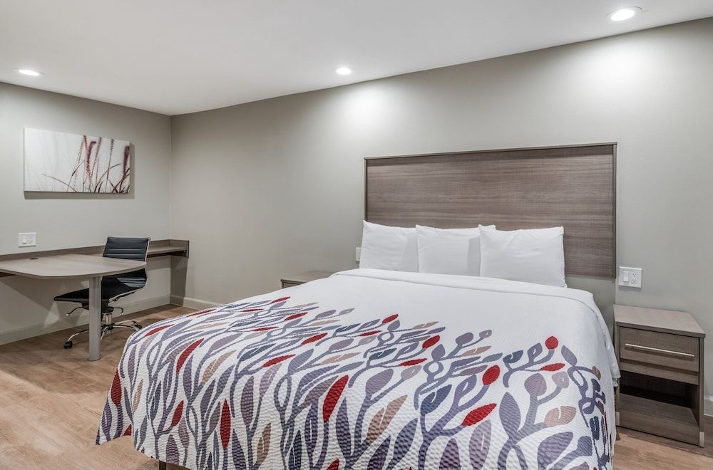 Red Roof Inn Lewisville Superior Room, 1 King Bed, Non Smoking 3