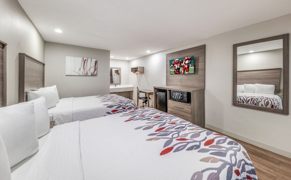 Red Roof Inn Lewisville Deluxe Room, 2 Queen Beds, Smoking 3