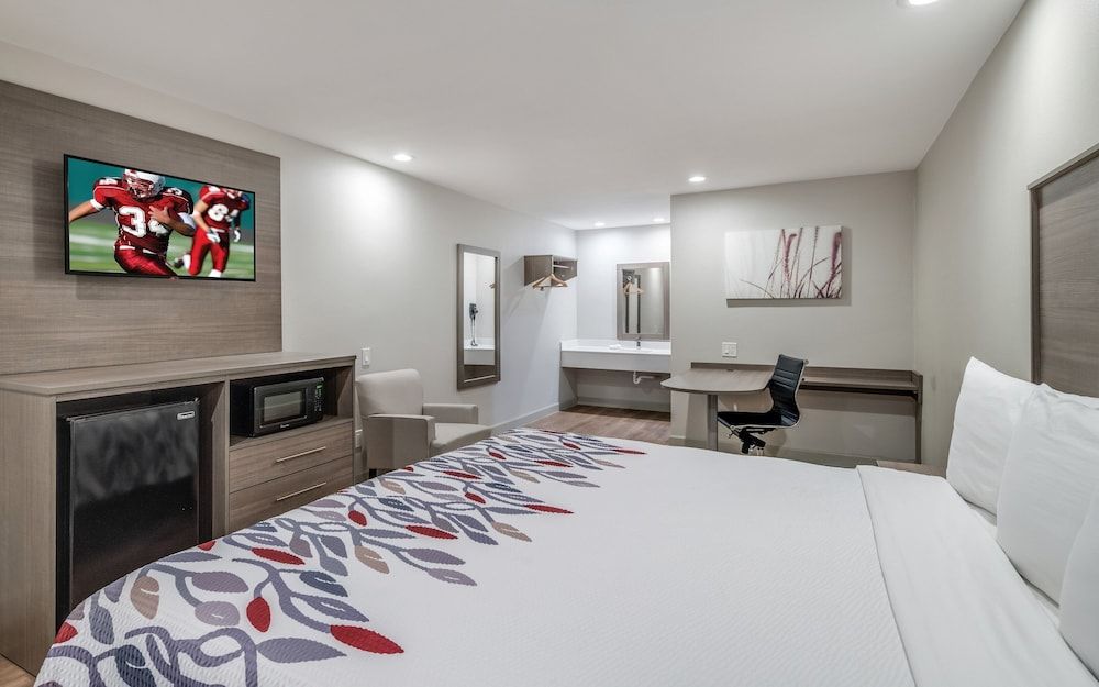 Red Roof Inn Lewisville Superior Room, 1 King Bed, Non Smoking 4