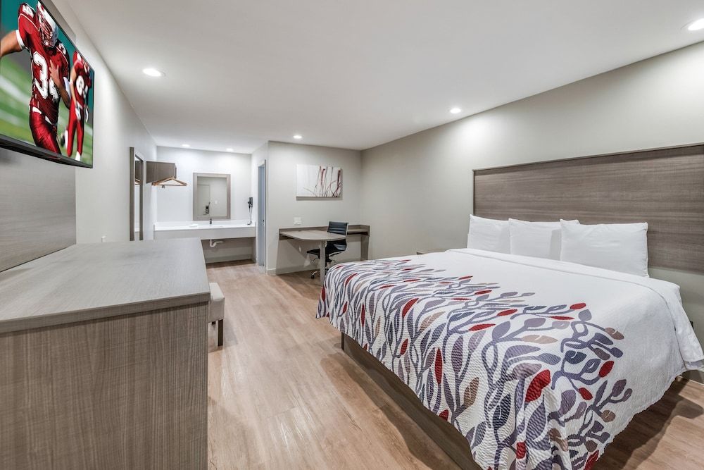 Red Roof Inn Lewisville Superior Room, 1 King Bed, Non Smoking 5