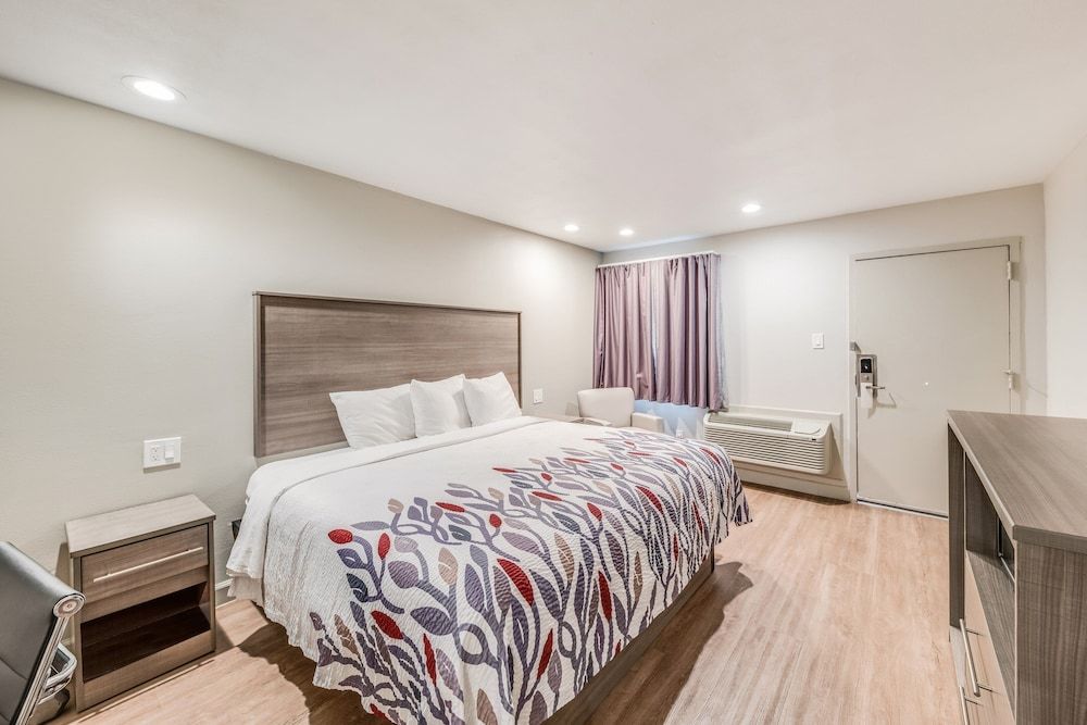 Red Roof Inn Lewisville Deluxe Room, 1 King Bed, Accessible, Non Smoking 2