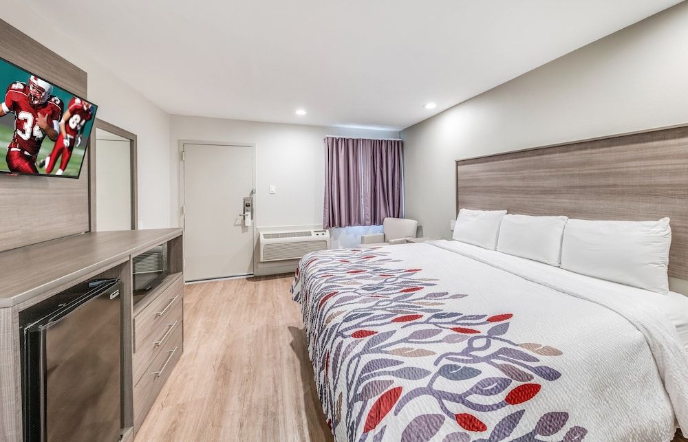 Red Roof Inn Lewisville Superior Room, 1 King Bed, Non Smoking