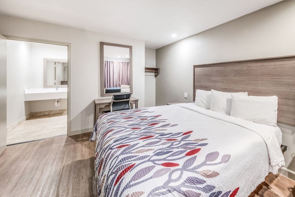 Red Roof Inn Lewisville Deluxe Room, 1 King Bed, Accessible, Non Smoking