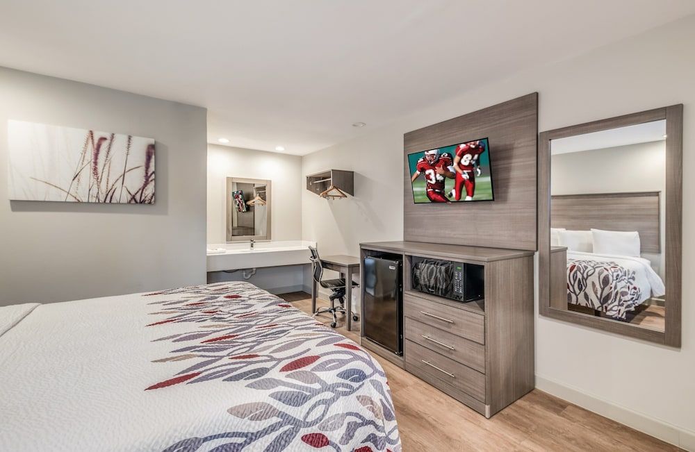 Red Roof Inn Lewisville Superior Room, 1 King Bed, Non Smoking 2