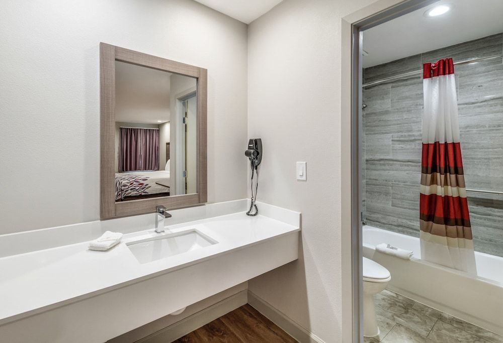 Red Roof Inn Lewisville Deluxe Room, 2 Queen Beds, Smoking 6