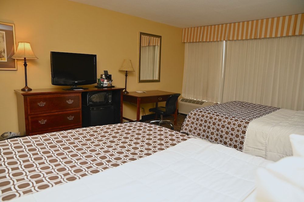 MCM Eleganté Hotel & Suites Standard Room, 2 Queen Beds 3