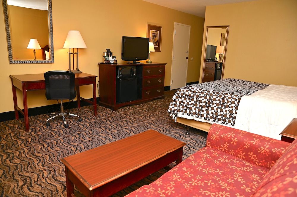 MCM Eleganté Hotel & Suites Standard Room, 1 King Bed with Sofa bed, Mobility Accessible 5