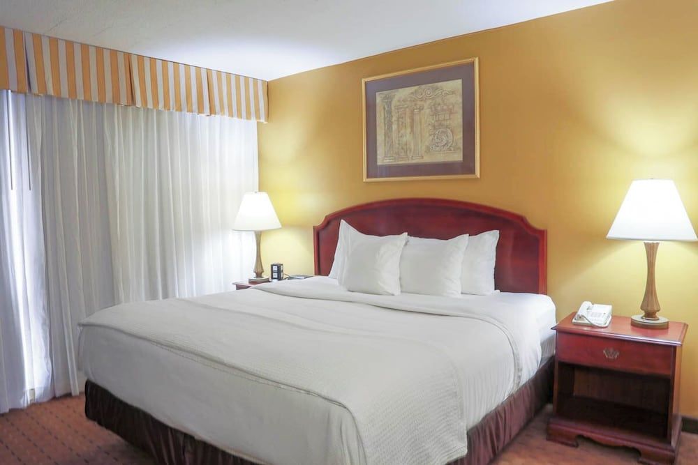 MCM Eleganté Hotel & Suites Suite, 1 Bedroom 2