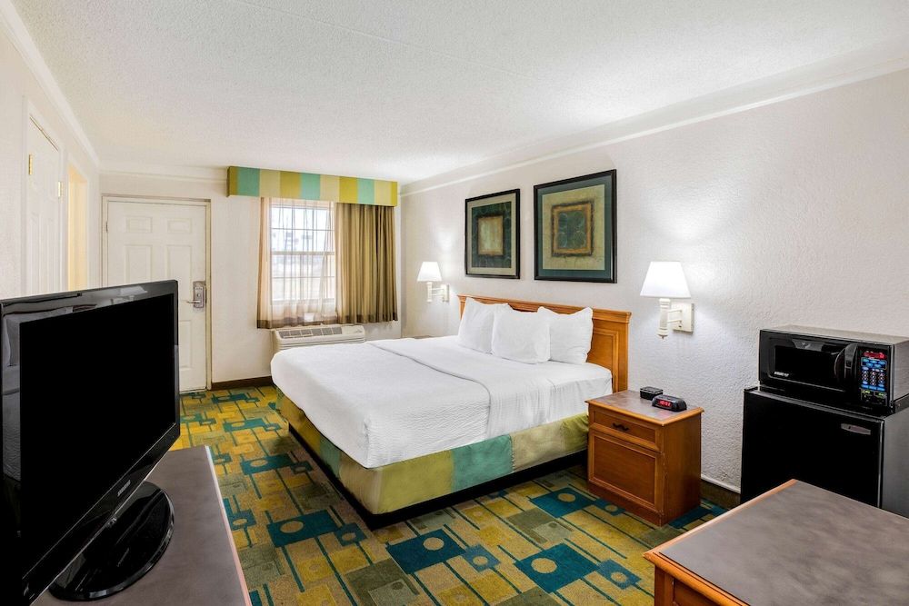 Room, 1 King Bed, Accessible, Non Smoking (Mobility/Hearing, Tub w/ Grab Bars)