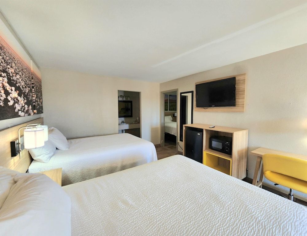 Room, Smoking (Multiple Beds with Sofa Bed)