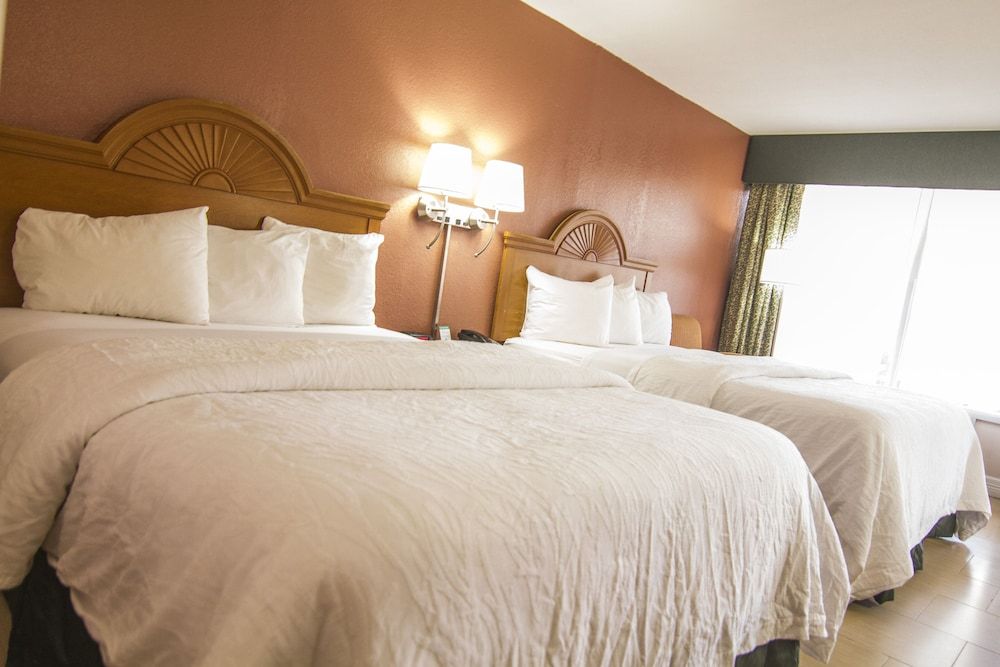 La Copa Hotel Standard Room, 2 Queen Beds 3