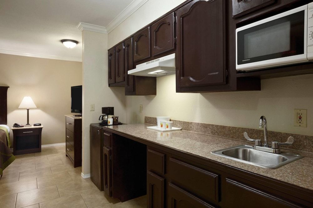 Suite (1 King and 1 Queen bed)