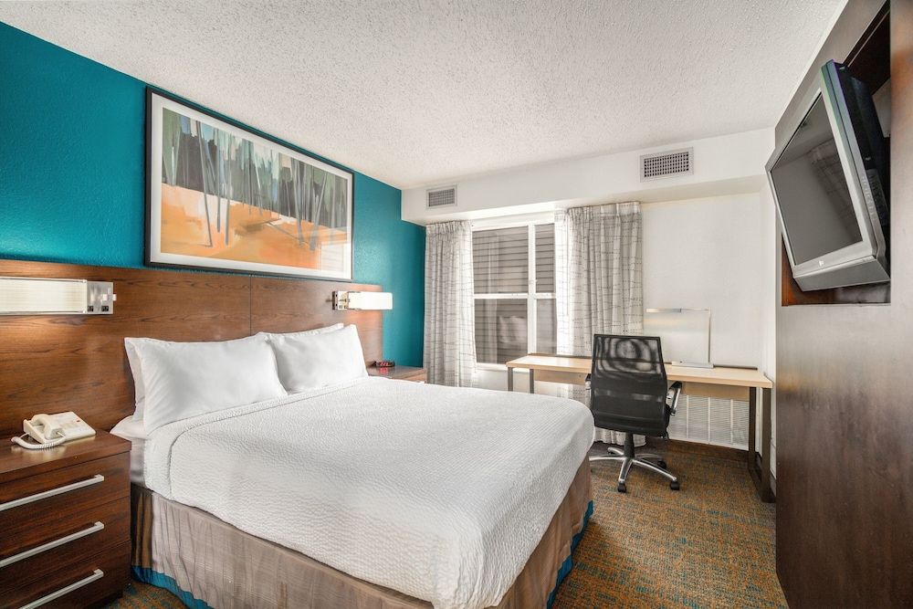 Suite, 2 Bedrooms, Non Smoking (Mobility/Hearing Access, Roll-In Shwr)