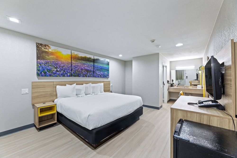 Room, 1 King Bed, Accessible, Non Smoking (Mobility,Hearing,Tub w/Grab Bars)