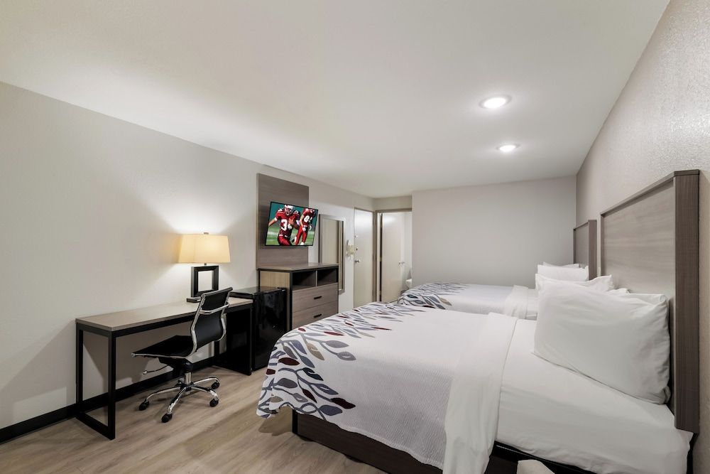 Red Roof Inn & Conference Center McKinney Deluxe Room, 2 Double Beds, Non Smoking, Poolside 4