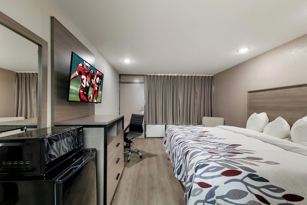 Red Roof Inn & Conference Center McKinney Deluxe Room, 1 King Bed, Smoking 2