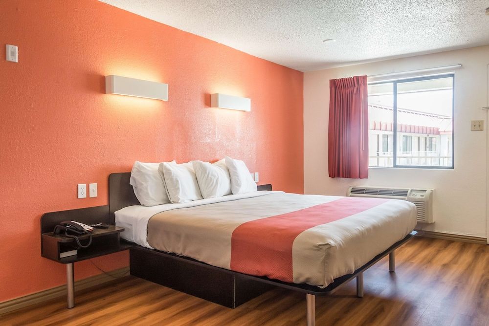 Standard Room, 1 King Bed, Smoking