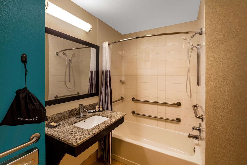 Suite, 1 Queen Bed, Accessible, Non Smoking (Mobility/Hearing Impaired Accessible)