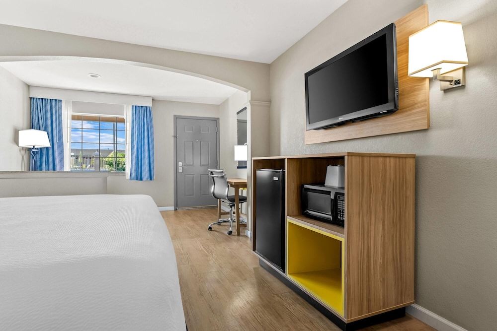 Deluxe Studio Suite, 1 King Bed, Non Smoking
