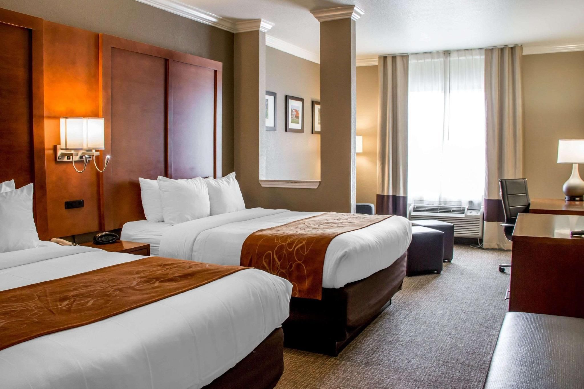 2 Queen Beds, Suite, Nonsmoking