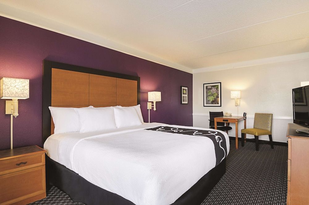Room, 1 King Bed, Accessible, Non Smoking (Roll-In Shower)