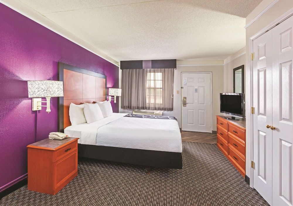 Room, 1 King Bed, Accessible, Non Smoking (Roll-In Shower)