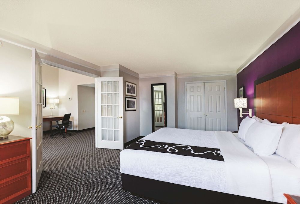 Suite, 1 King Bed, Non Smoking