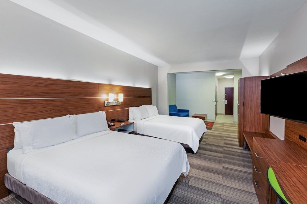 Suite, 2 Queen Beds, Accessible