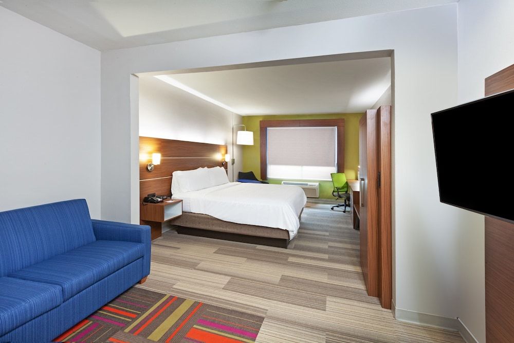 Suite, 1 King Bed, Accessible