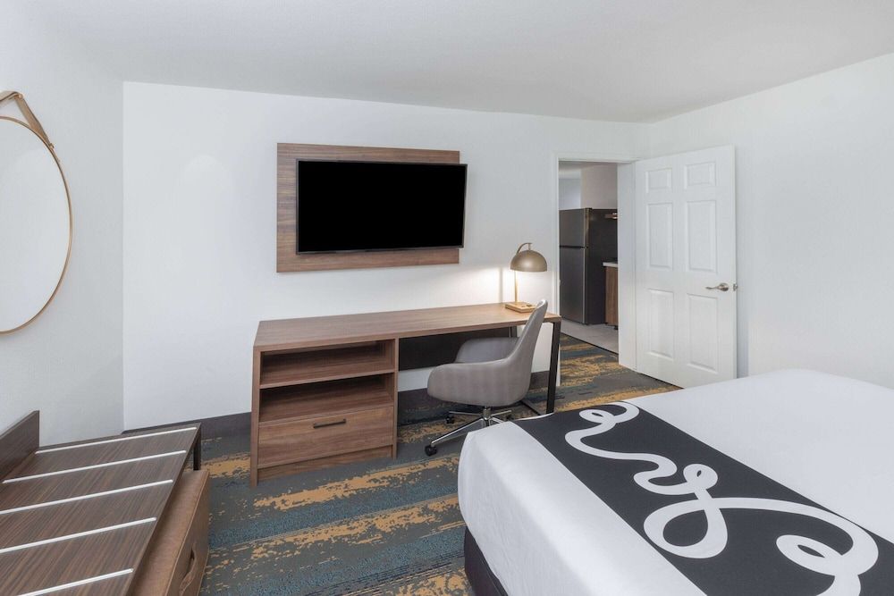 Deluxe Suite, 1 Queen Bed, Non Smoking
