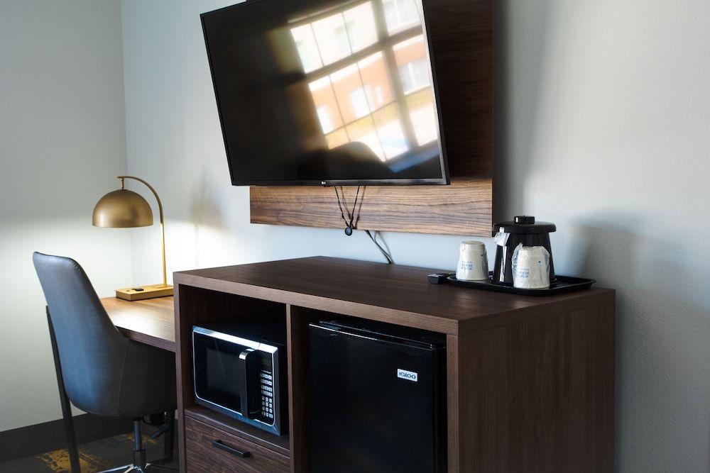 Room, 1 King Bed, Accessible, Non Smoking (Roll-In Shower)