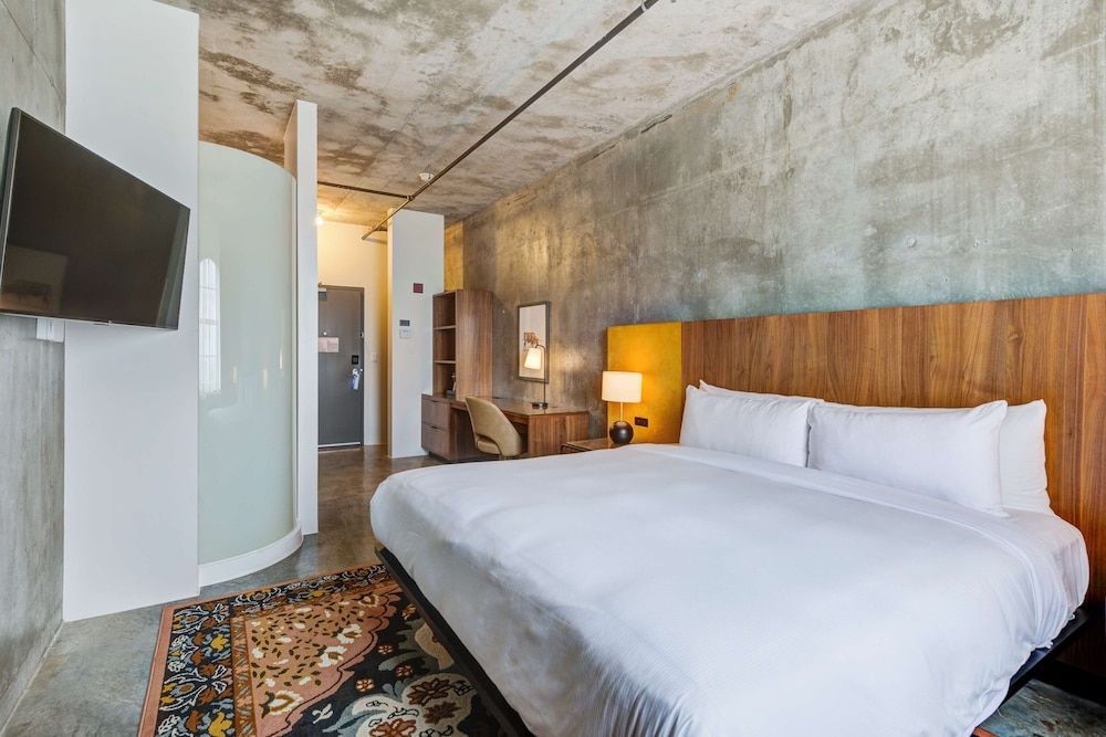 Room, 1 King Bed, Accessible (Roll-In Shower)
