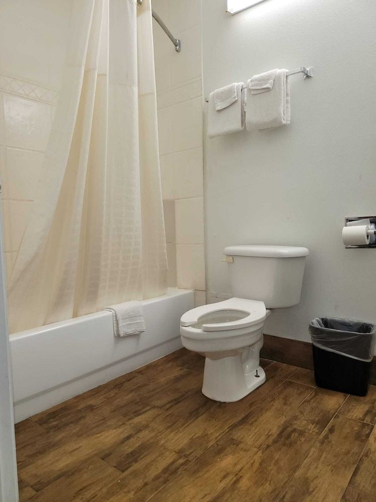 Texas Inn & Suites Raymondville Standard Room, 2 Queen Beds 19