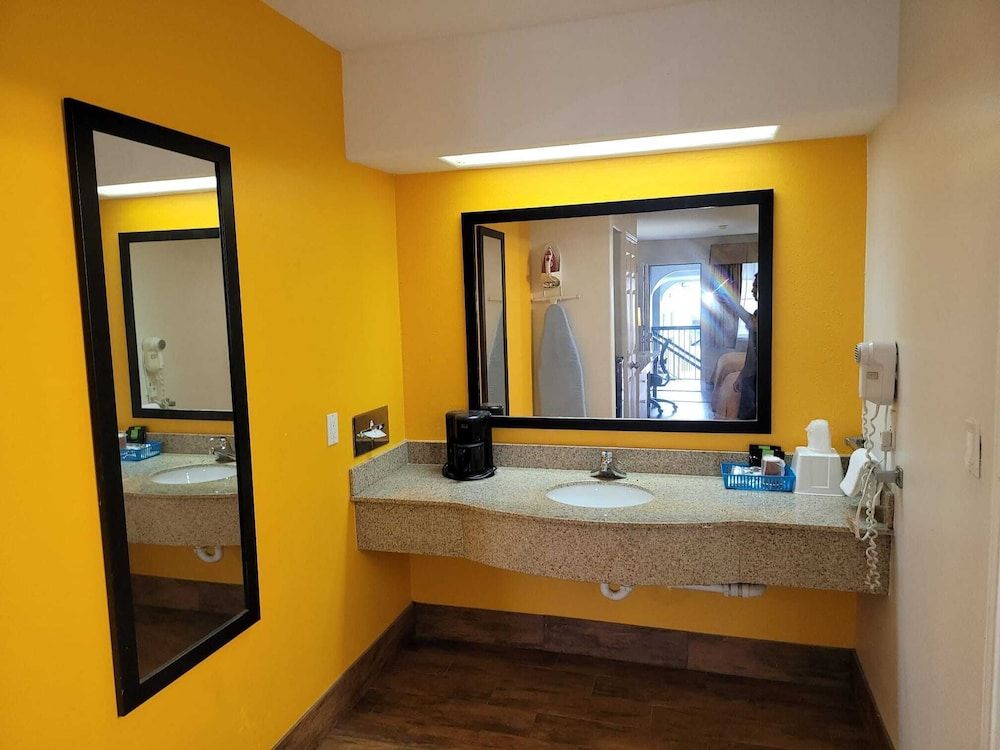 Texas Inn & Suites Raymondville Standard Room, 2 Queen Beds 14