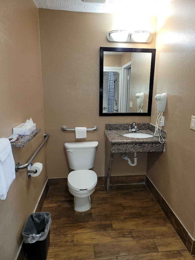 Texas Inn & Suites Raymondville Standard Room, 1 King Bed 8