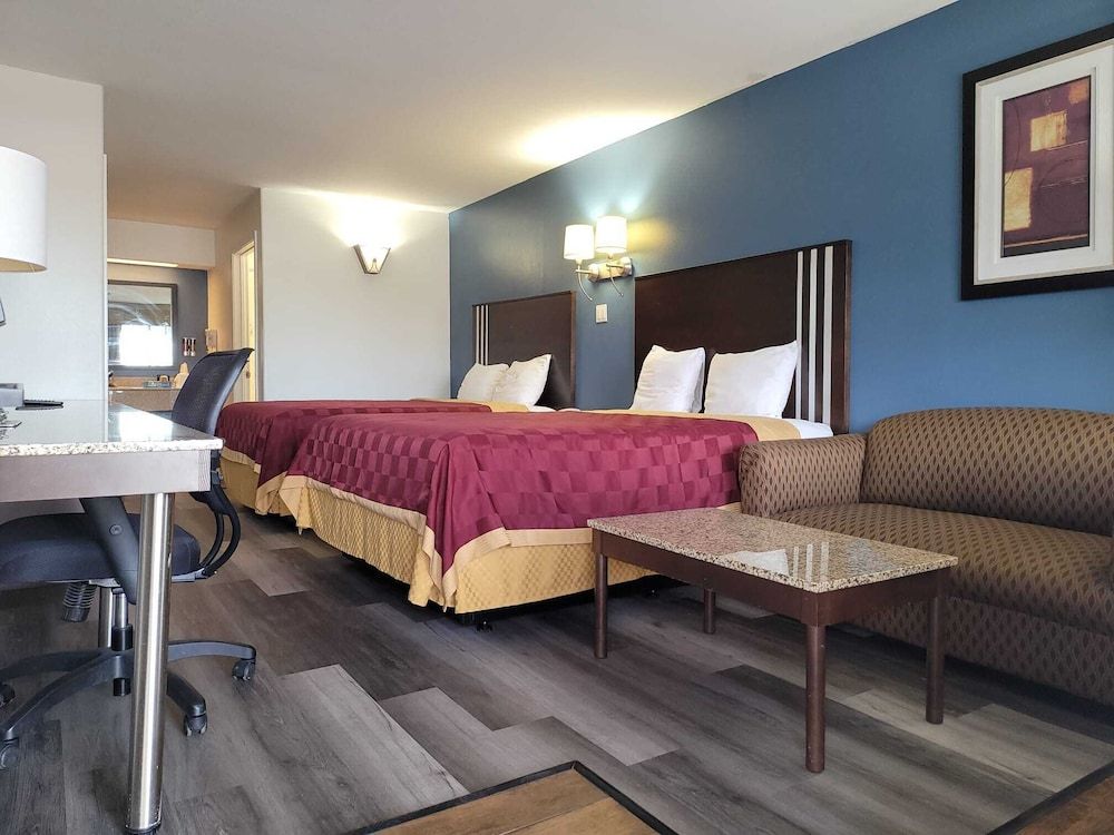 Texas Inn & Suites Raymondville Standard Room, 2 Queen Beds 5