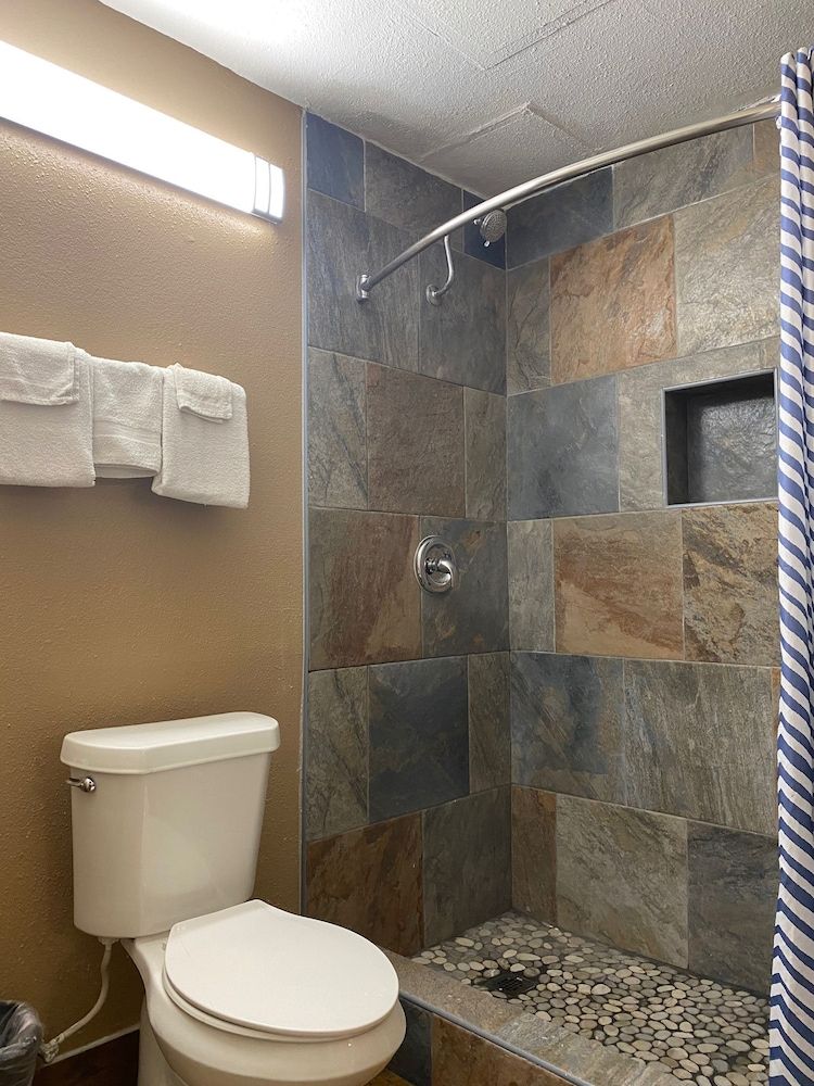 Texas Inn & Suites Raymondville Standard Room, 1 King Bed 11