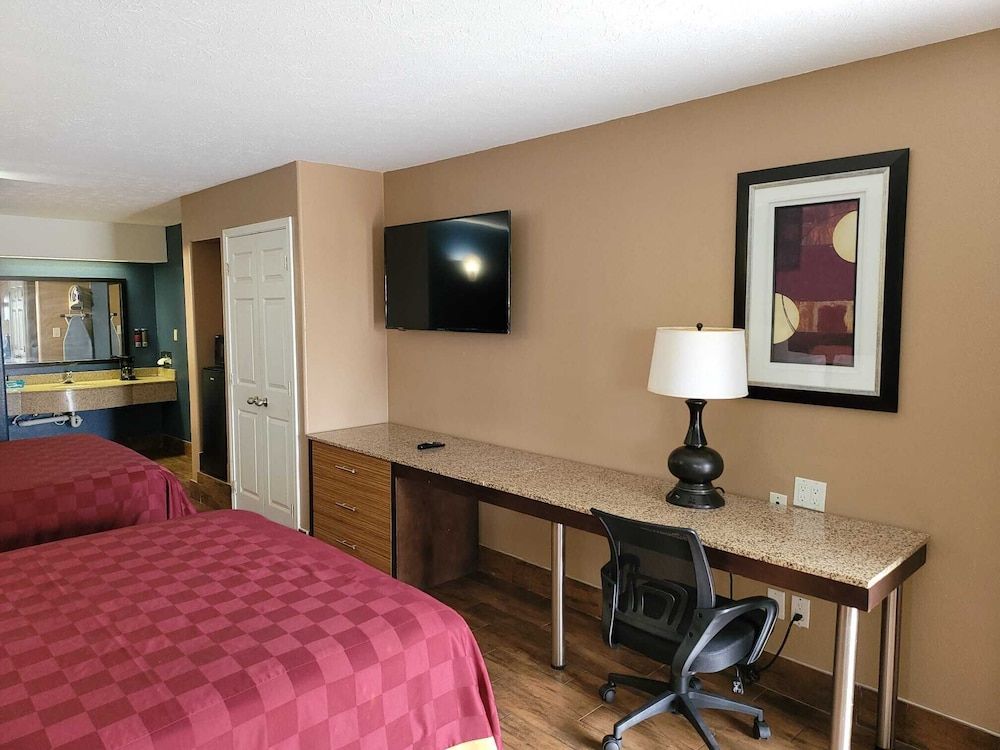 Texas Inn & Suites Raymondville Standard Room, 2 Queen Beds 25