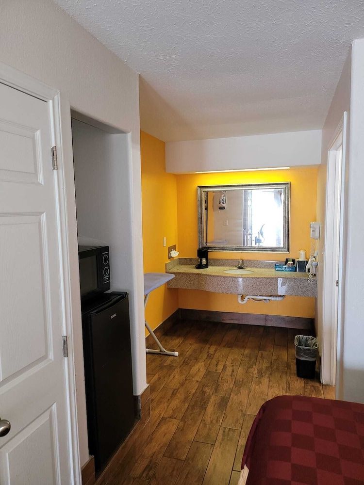 Texas Inn & Suites Raymondville Standard Room, 2 Queen Beds 27