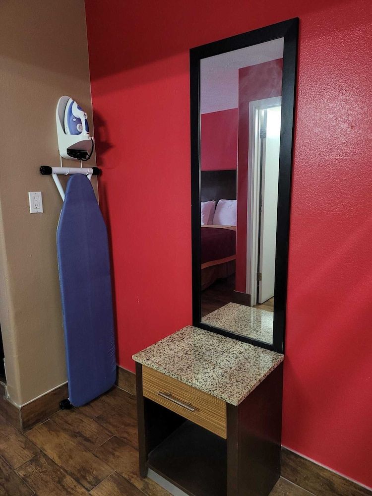 Texas Inn & Suites Raymondville Standard Room, 1 King Bed 7