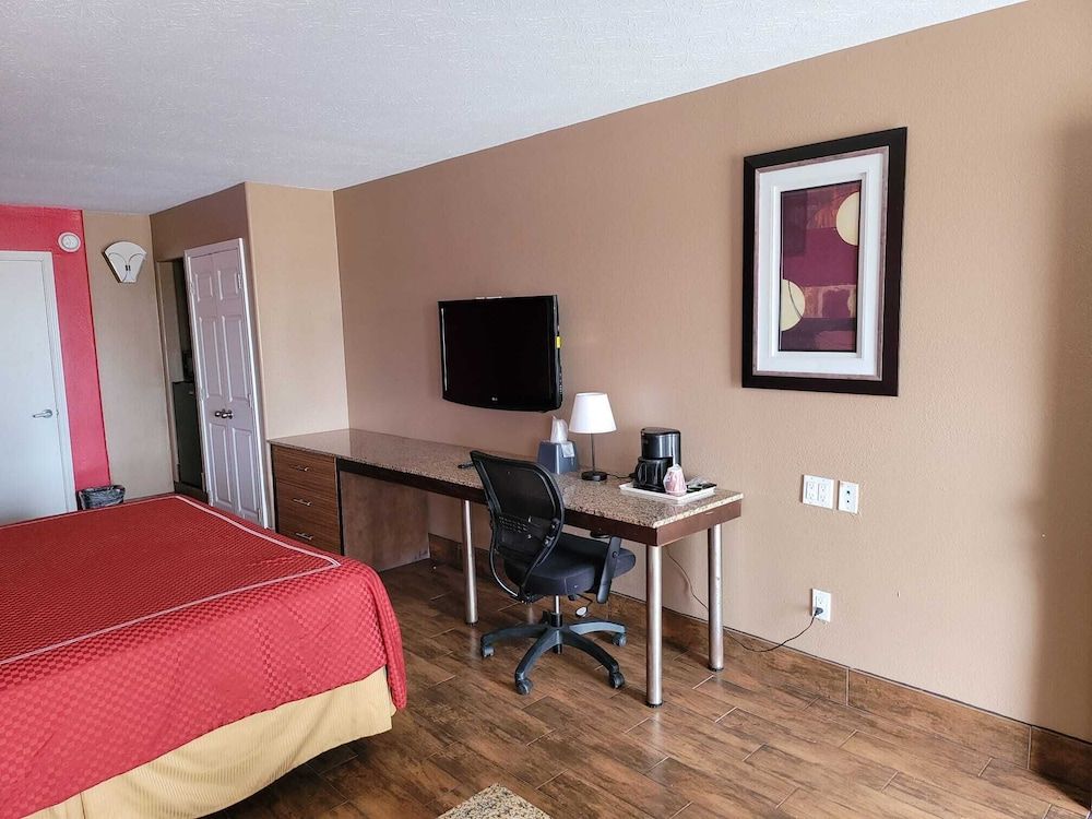 Texas Inn & Suites Raymondville Standard Room, 1 King Bed 16