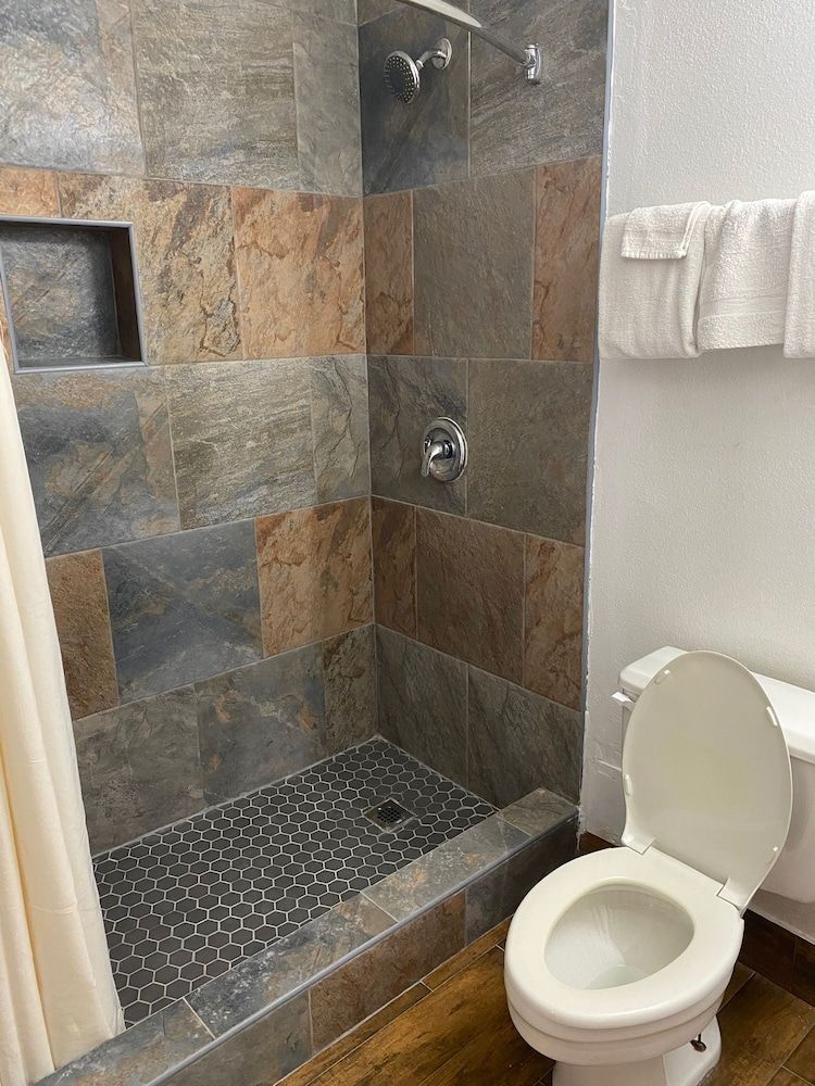 Texas Inn & Suites Raymondville Standard Room, 1 King Bed 13